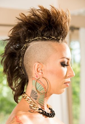 18 year old girl Arwen Gold loses her virginity after her car breaks down